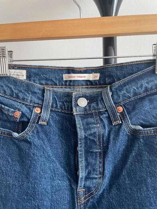 Levis Wedgie Straight - Picture 2 of 3